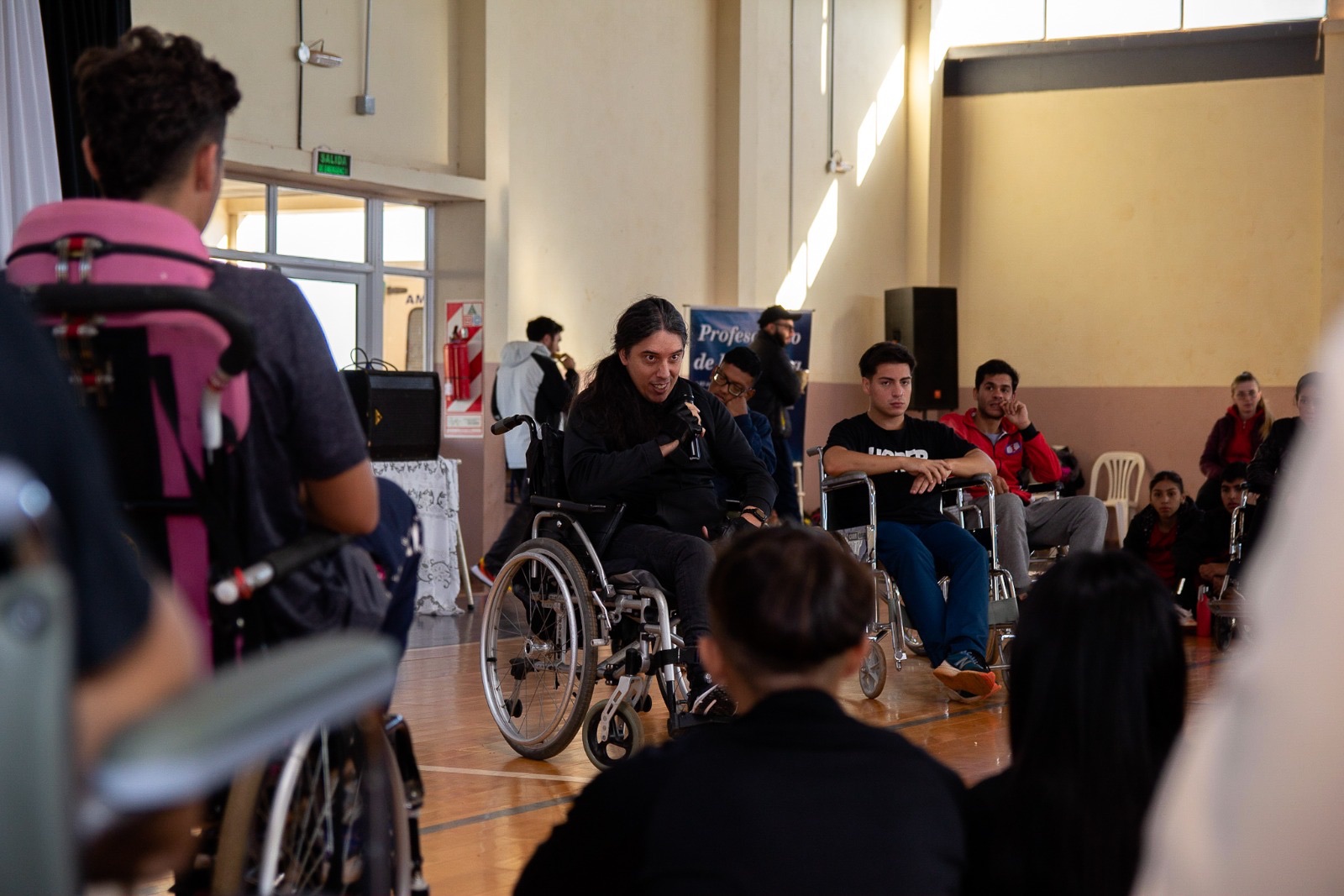 Personas participando de un taller de educación física inclusiva.