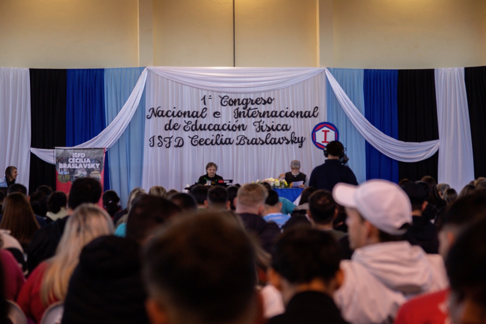 Actividad grupal en espacio abierto con participación de estudiantes.